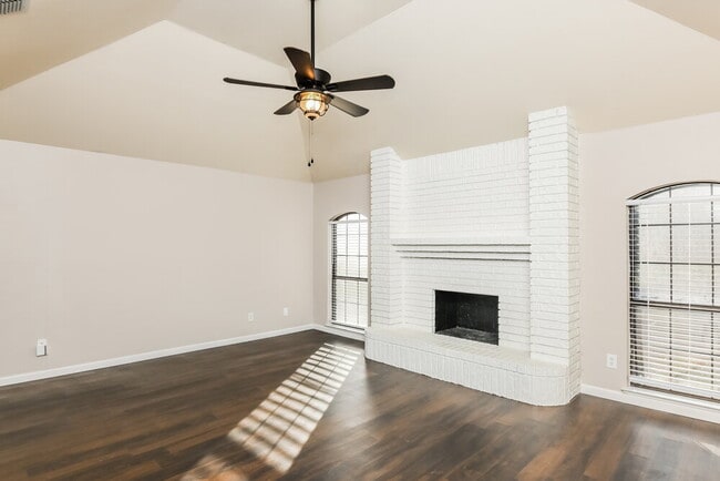 Photo - 1225 Cozby St W