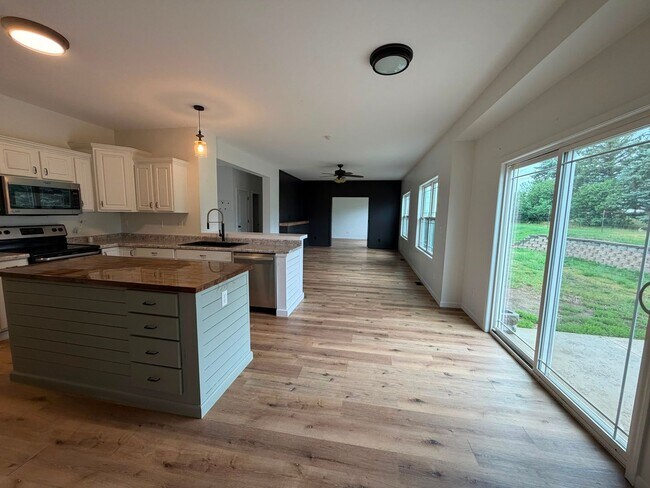 Photo - 2605 2nd St NE