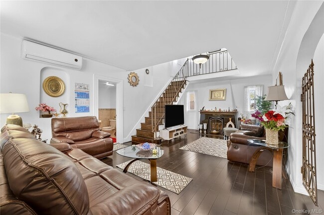 Photo - 82-58 235th St