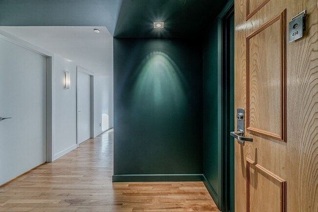 Building Photo - 244 Sherbrooke St E Unit 414