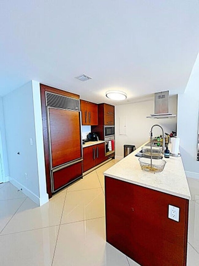 Building Photo - 495 Brickell Ave