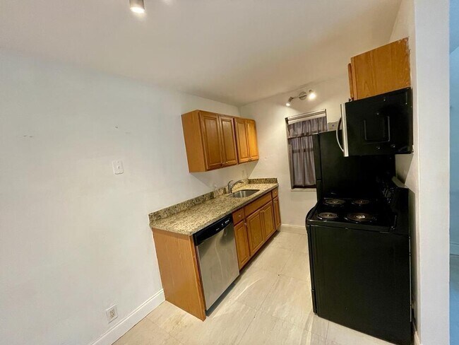 Building Photo - 607 NE 29th Dr Unit 38