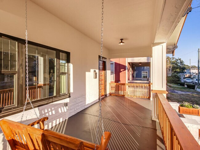 Photo - 419 E 3rd St