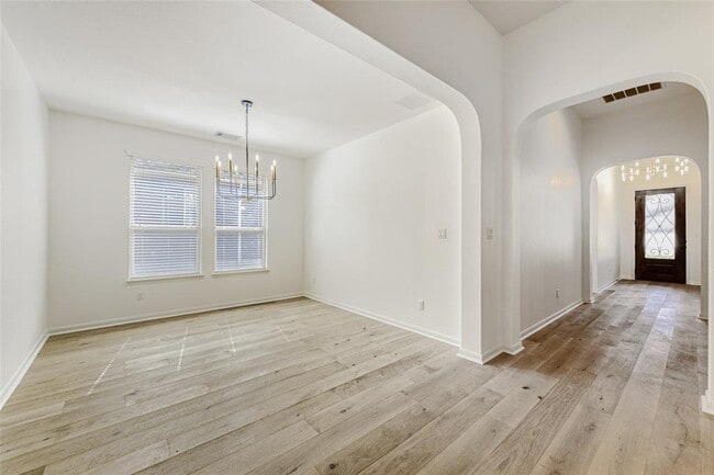 Photo - 5013 Pyrenees Pass