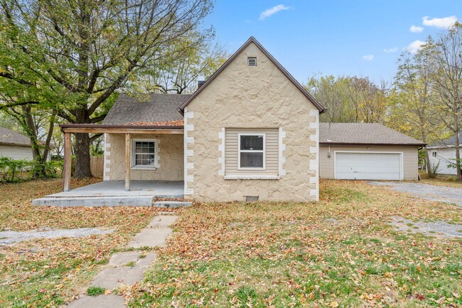 Beautifully Remodeled 4 Bedroom 2 bath Home - Beautifully Remodeled 4 Bedroom 2 bath Home