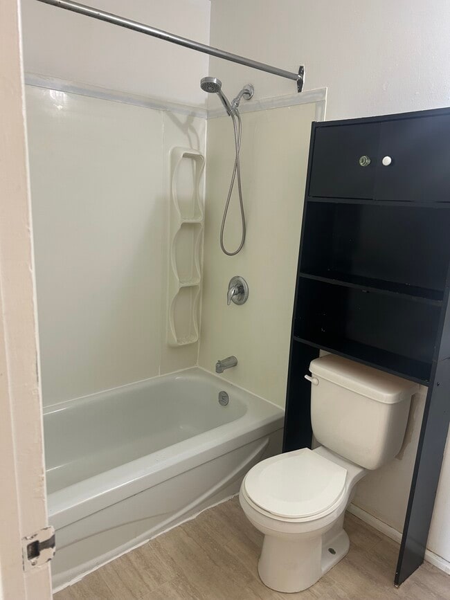 Photo - 221 8th St E Unité #4