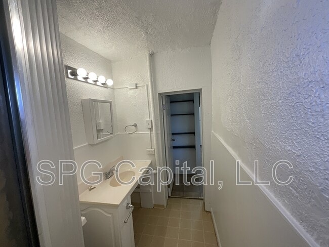Photo - 330 W King St
