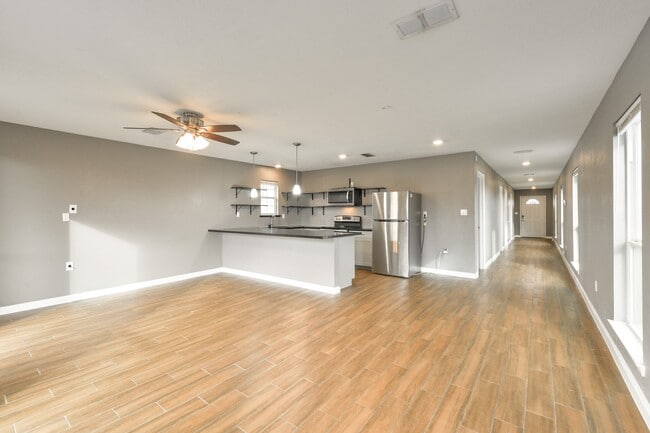 Photo - 1210 Airline N