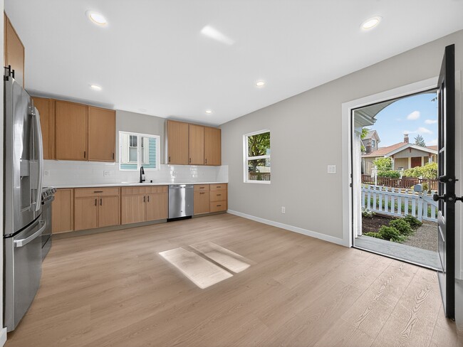 Photo - 925 N 75th St