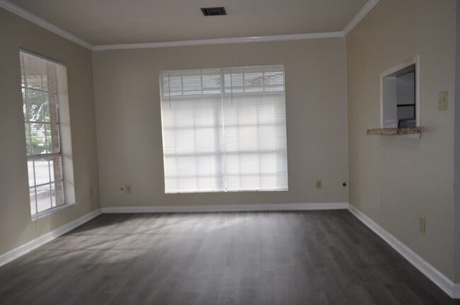 Photo - 107 Antoinette St