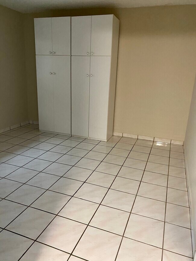 2nd room - 1750 W 46th St Unit 321