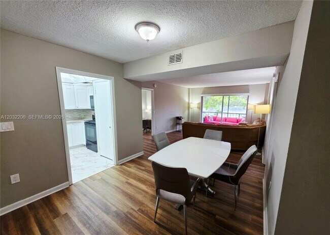 Building Photo - 4164 Inverrary Dr Unit 204