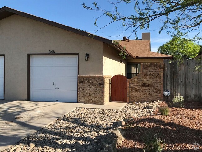 Building Photo - Beautiful remodeled duplex with granite co... Rental