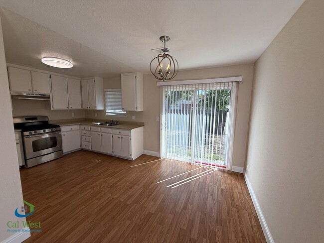 Building Photo - $2995.00 Spacious 3 Bed / 2 Bath Cottage i... Rental