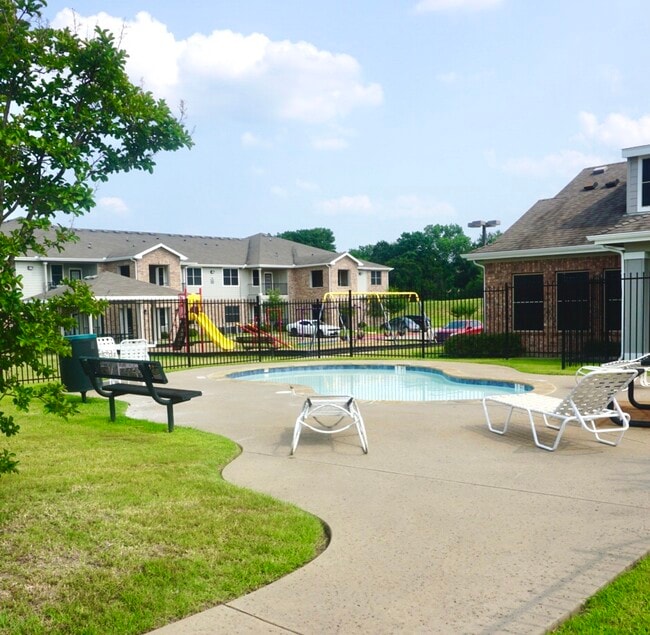 Wading pool (1 ft) - Heritage Park/Lakeview Park Apartments