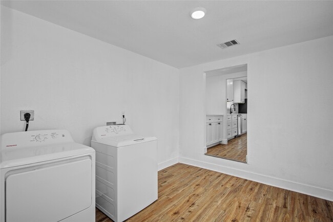 Photo - 1203 W 6th St