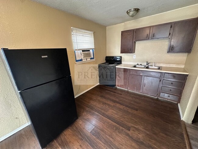 Photo - 4818 Woodend Ave