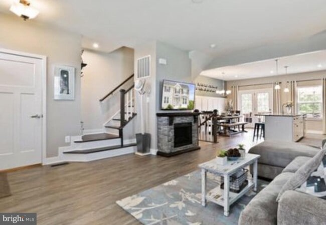 Photo - 211 Ontario Dr