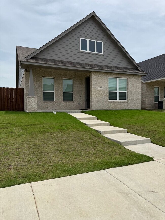 Photo - 3/2/2 Open concept and conveniently located for commuters