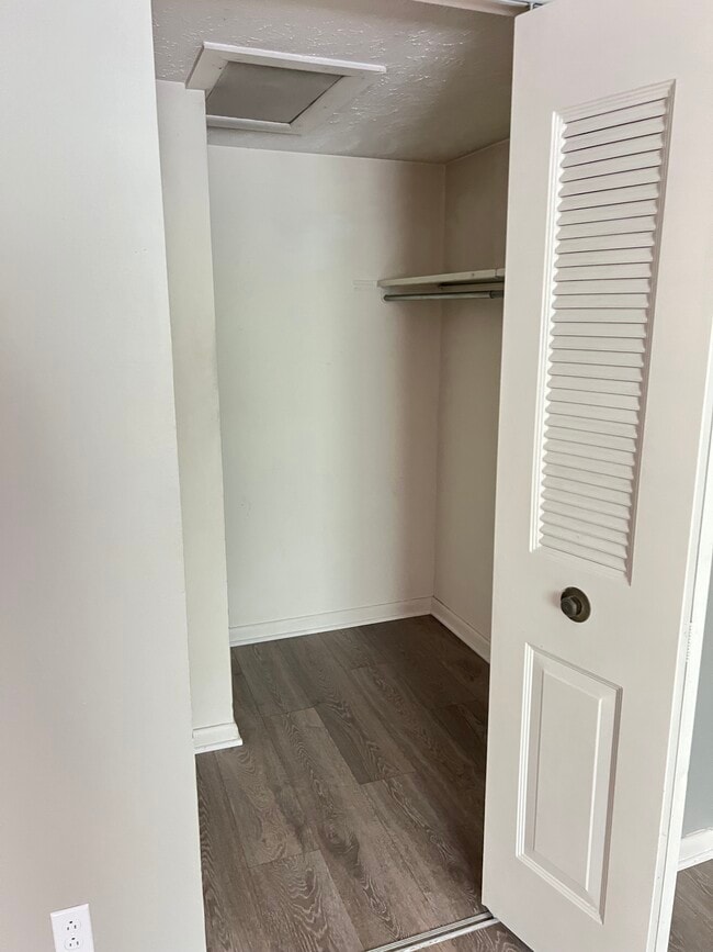 Photo - Twelve Oak Apartments Unit 204