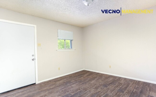 Photo - 102 E Cheryl Dr