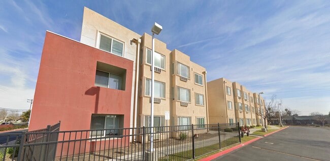 Photo - 500 R St