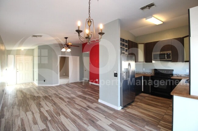 Photo - 726 W Bowker St