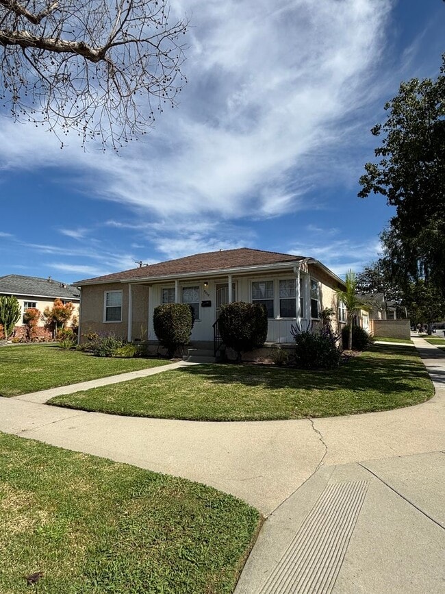 Building Photo - Charming & Updated 3-Bedroom Home with Spacious Backyard – Pet Friendly