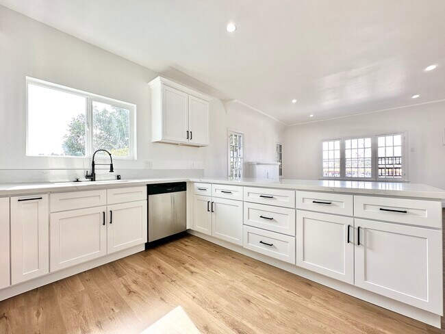 Photo - 2837 Bronson Ave Unidad 8A