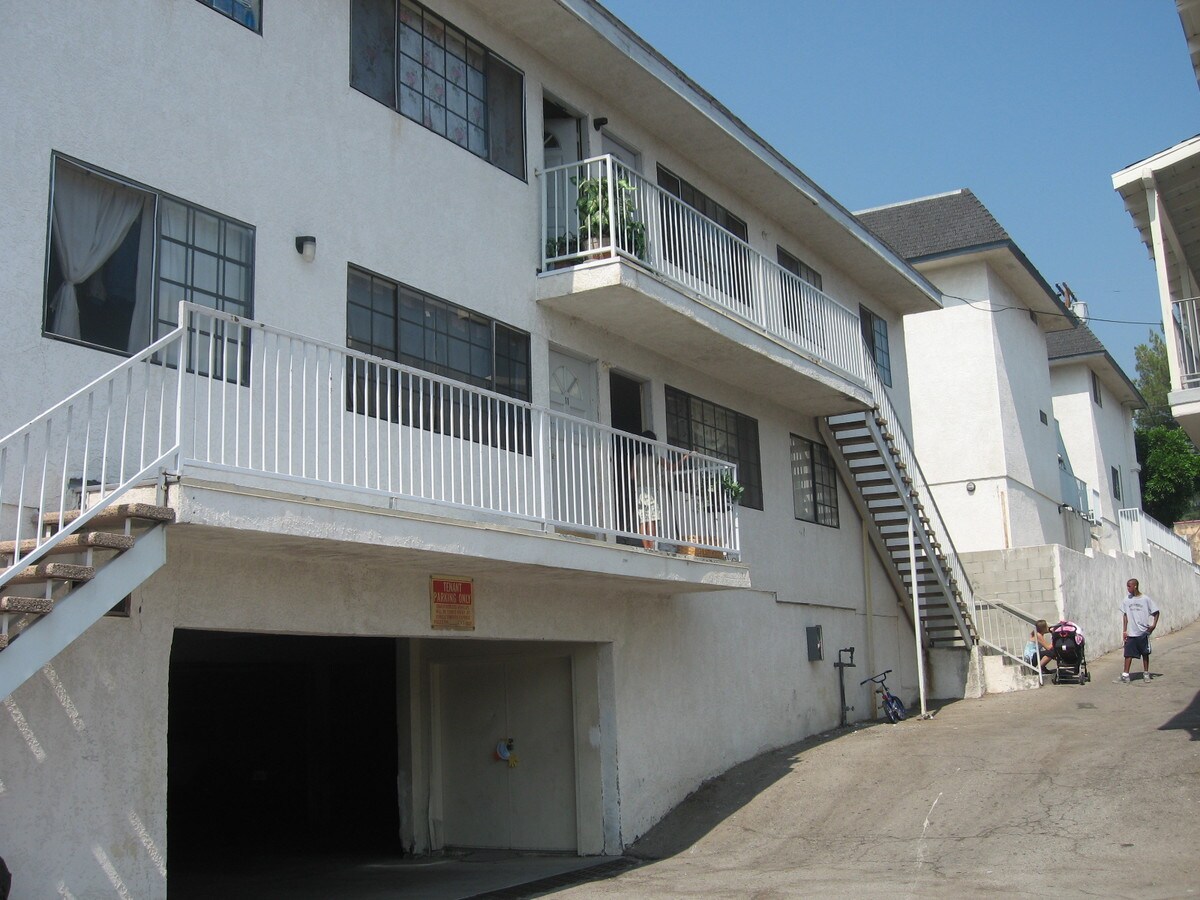 Pinewood Apartments - Pinewood Apartments