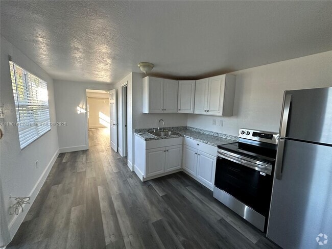 Building Photo - 141 NE 14th St Unit B Rental