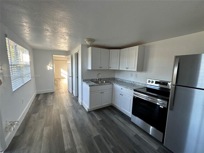 Photo - 141 NE 14th St Apartment Unit B