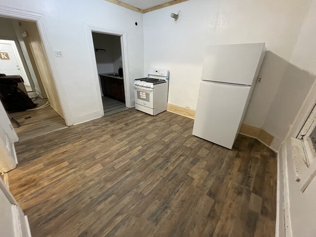 Building Photo - 117 Greeves St Unit Upper Rear Apt