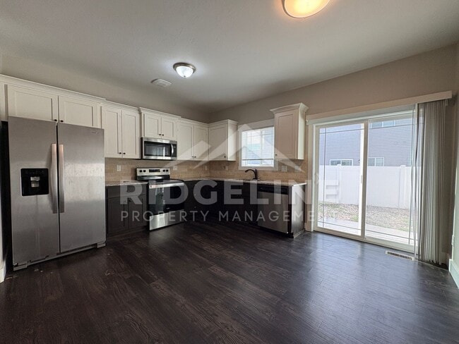 Photo - 664 S Saturn Ave Unit B