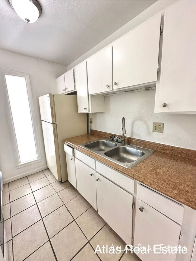 Building Photo - 4245 Loomis Ave Unit 3 Rental