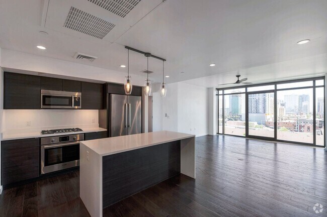 Building Photo - Luxury Condo in the Heart of Downtown Phoe...