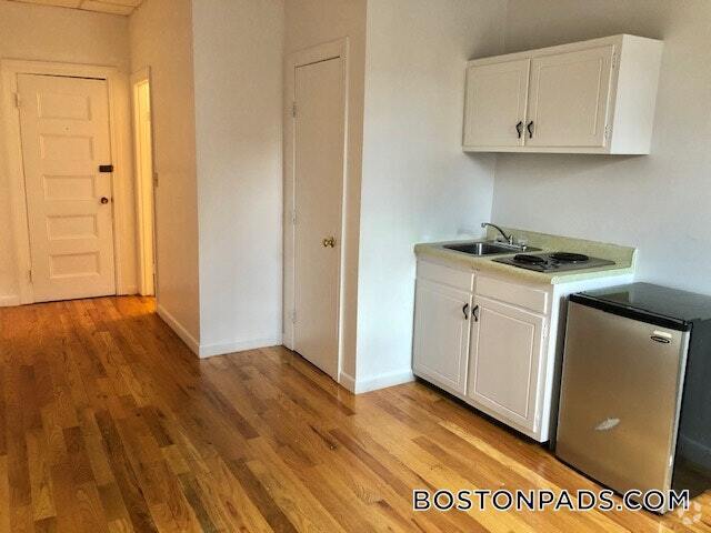 Building Photo - 854 Beacon St Rental