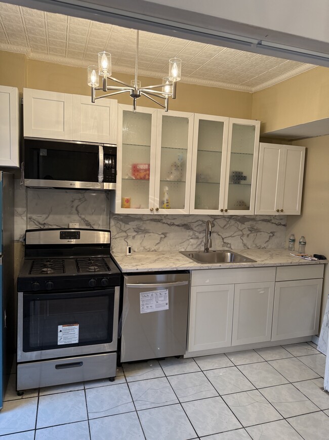 Building Photo - 7425 65th St Unit 2nd Floor