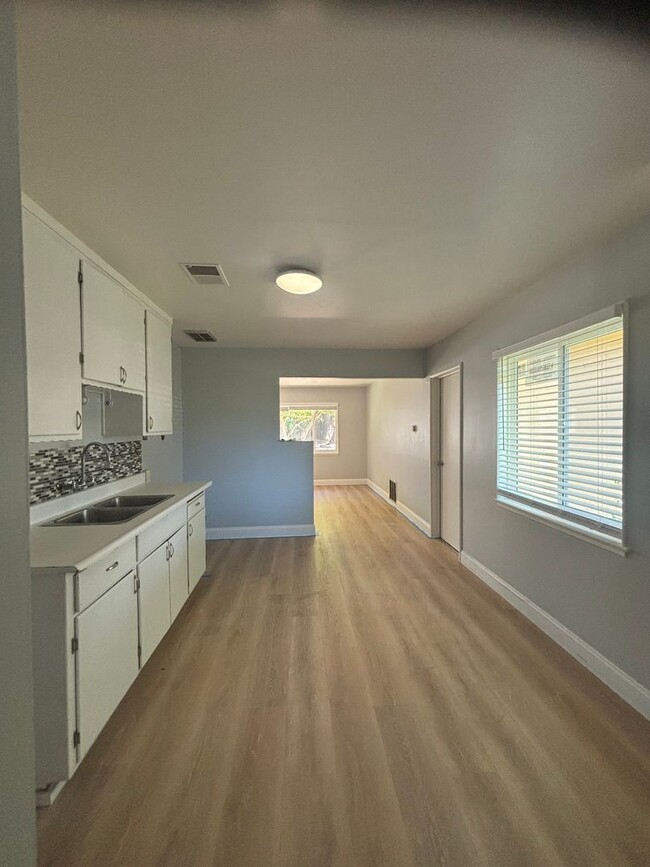 Building Photo - LOCATION! LOCATION! 3 Bed. 1 Bath Home Ava...
