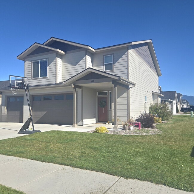 Building Photo - Newer 4 bedroom w/ 3 car garage