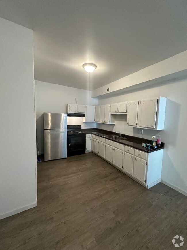 Building Photo - Pinewood Townhome Available Soon Unit 40