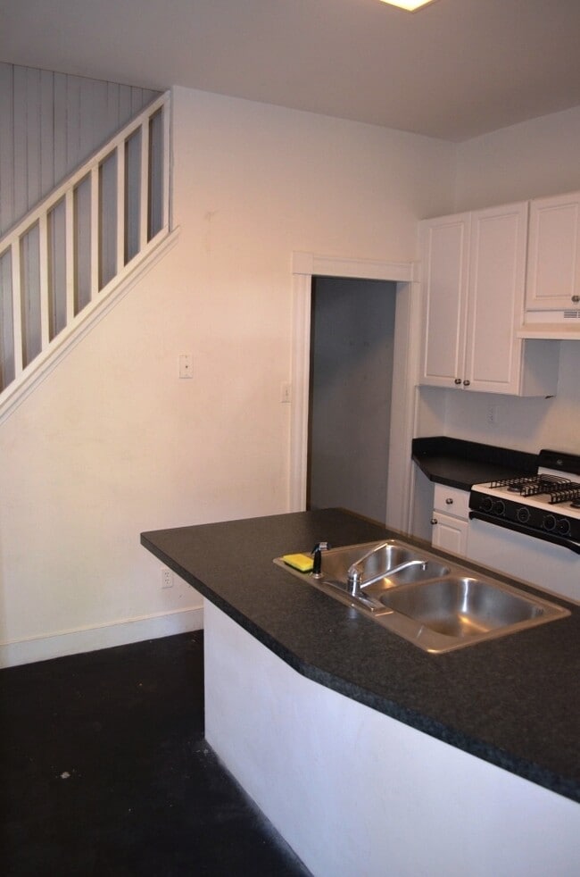 Photo - MAIN218B Unit B