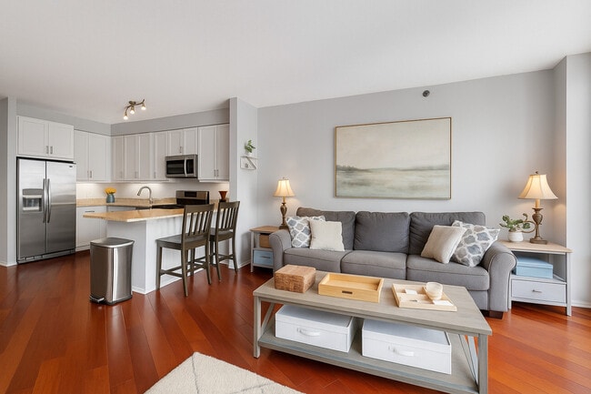 Photo - 600 N Kingsbury St