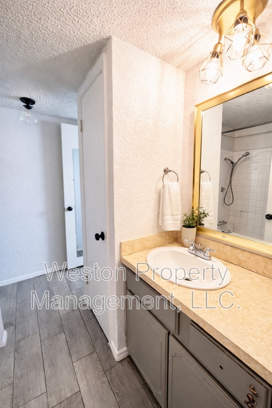 Photo - 6054 Northwest Expy