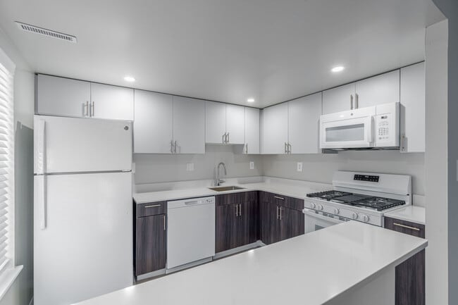 Building Photo - Lakeside Apartments