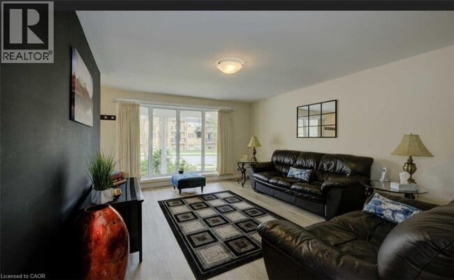 Photo - 275 Kingswood Dr