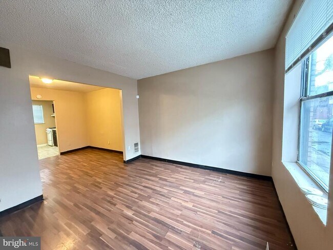 Building Photo - 2219 Winton St