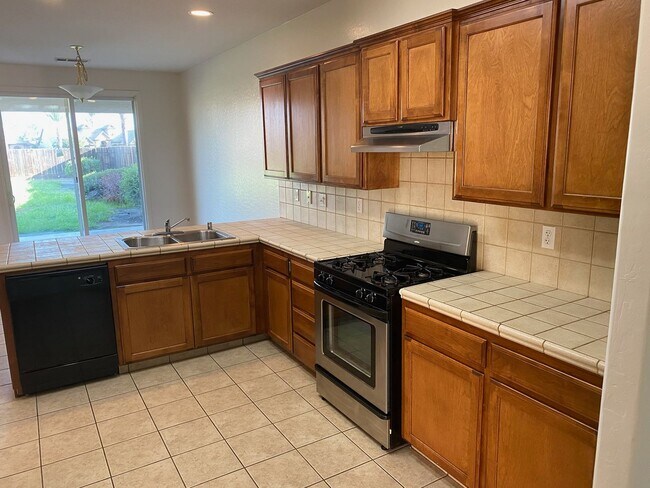 Photo - 2022 Muscat Ave