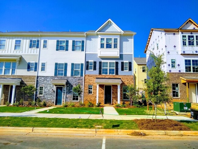 Building Photo - 2 bedroom town home next to Light Rail off...