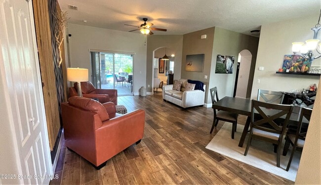 Photo - 545 Castana Ave SE